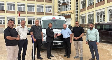 Eski okullarına minibüs hediye ettiler