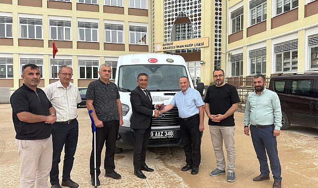 Eski okullarına minibüs hediye ettiler