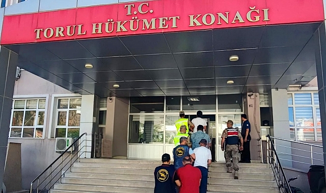 Gümüşhane'de trafik levhası ve bariyer hırsızları yakalandı