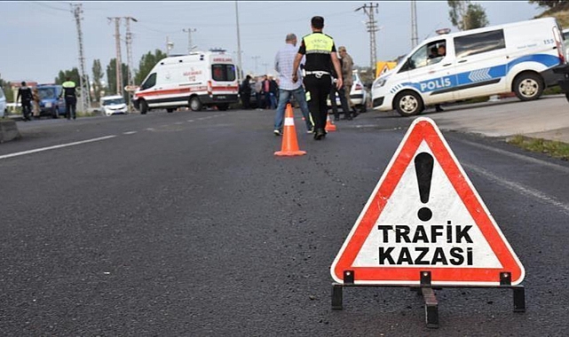 Kamyonla pikap çarpıştı: 2 ölü, 2 yaralı!