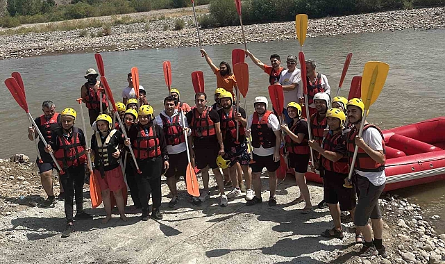 Kavurucu sıcaklarda rafting yaparak serinlediler