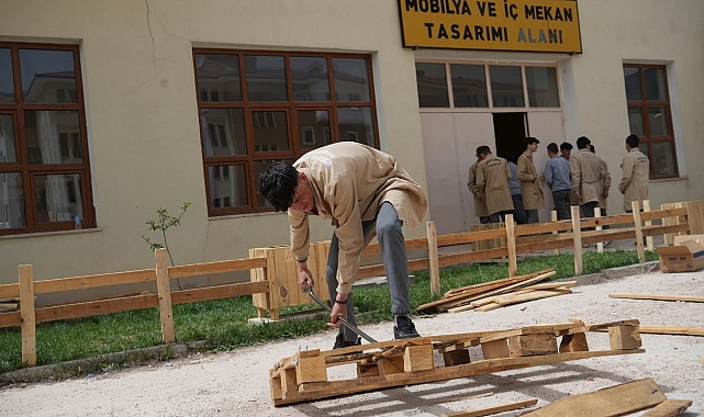 Öğrenciler atık malzemelerden ahşap eşyalar üretiyorlar