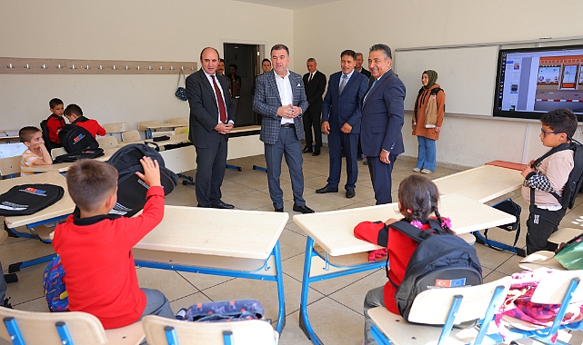 Okullarda çanta dağıtımı yapıldı