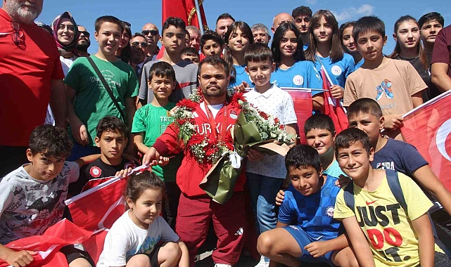 Tarihe geçen milli sporcu Abdullah Kayapınar halaylarla karşılandı