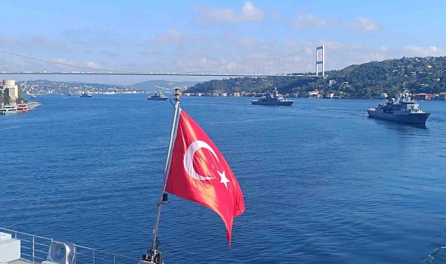 TCG Anadolu ile birlikte 15 savaş gemisi İstanbul Boğazı'ndan geçti