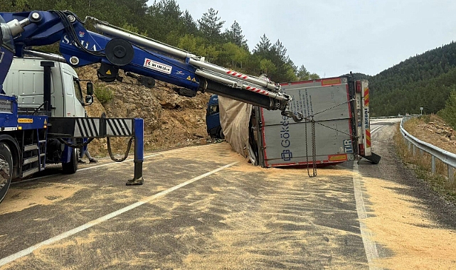 Tersun Dağı geçidinde tır devrildi, makarnalar yola saçıldı