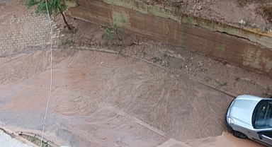 Yağmur dağlardaki çamuru bahçelere taşıdı!