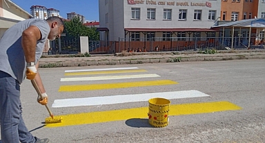 Yaya geçidi çizgileri boyandı, trafik işaret levhaları yenilendi