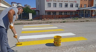Yaya geçidi çizgileri boyandı, trafik işaret levhaları yenilendi