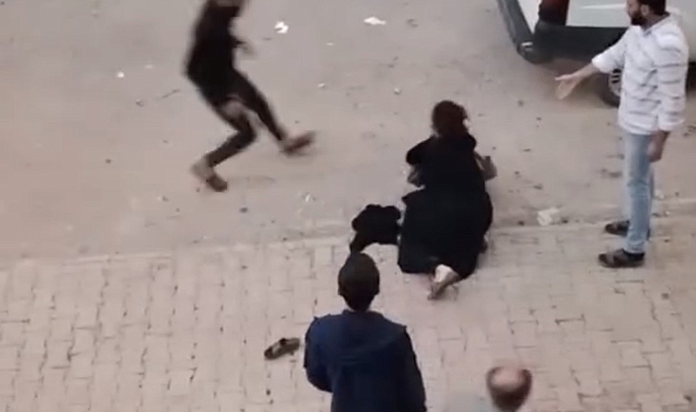 Bir köşede kadınlar diğer köşede erkekler kavga etti