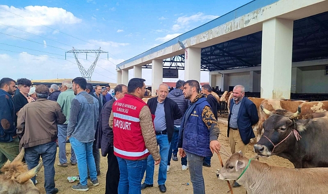 Canlı hayvan pazarında çiftçilere yönelik bilgilendirme yapıldı