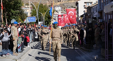 Cumhuriyet Bayramı kutlamasına komandoların gösterisi damga vurdu