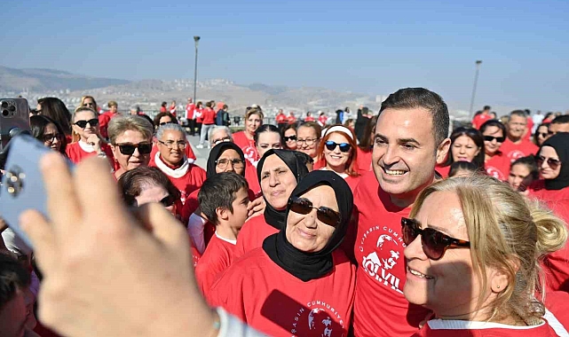 Cumhuriyet için 500 kişi 7'den 70'e zeybek oynadılar
