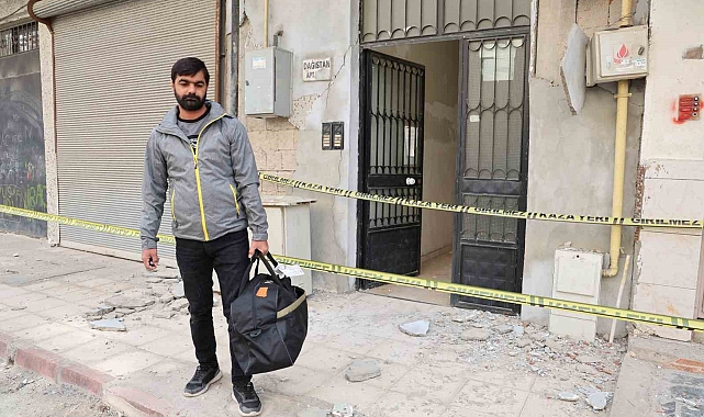 Depremde evi hasar gören vatandaş o anı anlattı: ''Yıkılacak zannettik. Düşenler, bayılanlar ve ayağı kırılanlar oldu''