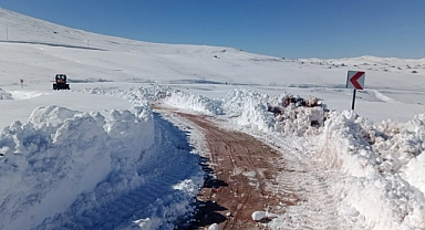 Dünyanın en tehlikeli yolunda kar mesaisi