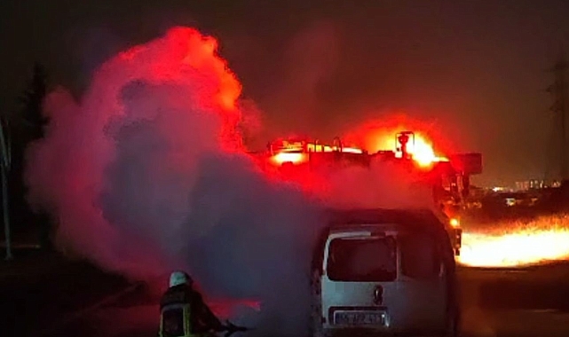 Elazığ'da seyir halindeki araç alev topuna döndü