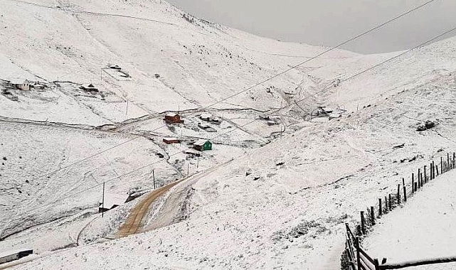 Gümüşhane'de yaylalar beyaz örtüyle kaplandı