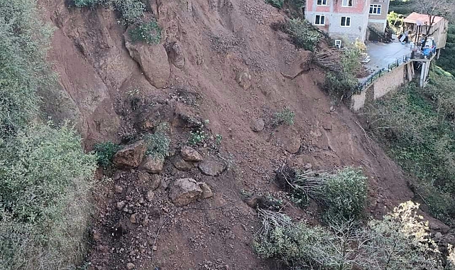 Heyelanda dev kayalar yolu kapattı, komşu inadı istinat duvarına izin vermedi