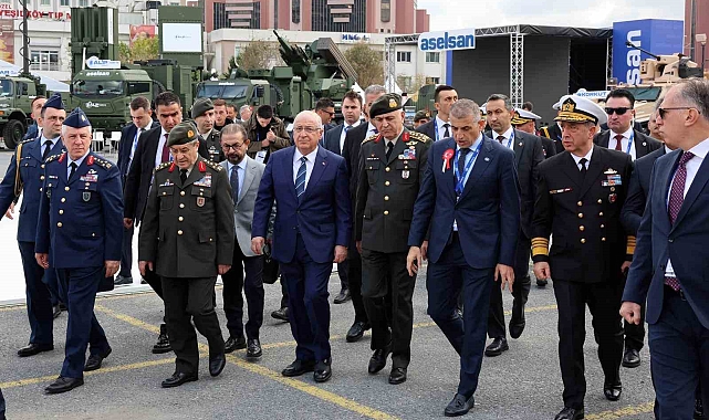 Milli Savunma Bakanı Güler, SAHA EXPO'da stantları gezdi