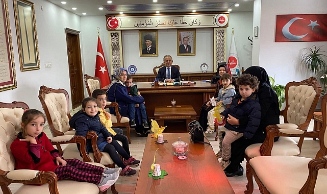 Öğrenciler harçlıklarını depremzede çocuklarla paylaştı