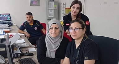 Sağlık çalışanlarından siyah üniformalı protesto