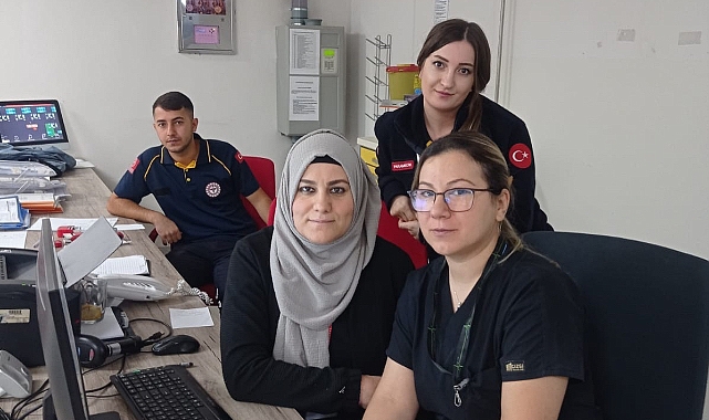 Sağlık çalışanlarından siyah üniformalı protesto