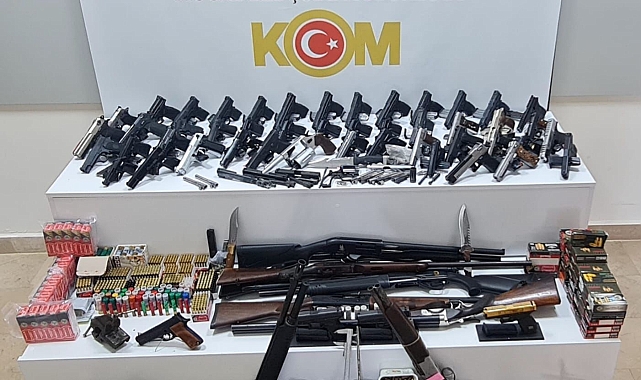 Samsun'da silah operasyonunda polis adeta cephanelik ele geçirdi