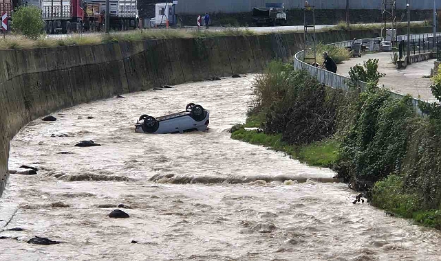 Trabzon'da araç dereye uçtu: 2 yaralı