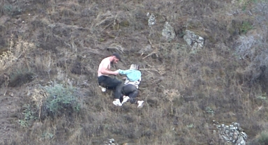 Uçuruma düşen otomobilden sağ çıktılar, 200 metrelik uçurumda kurtarılmayı beklediler