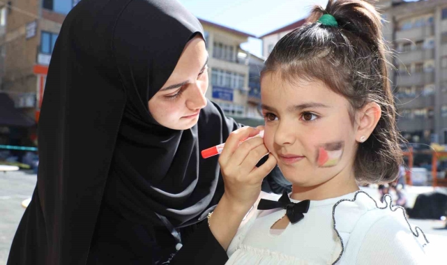 Yetimler Vakfı'ndan 'Filistinli çocuklar için çiz' etkinliği