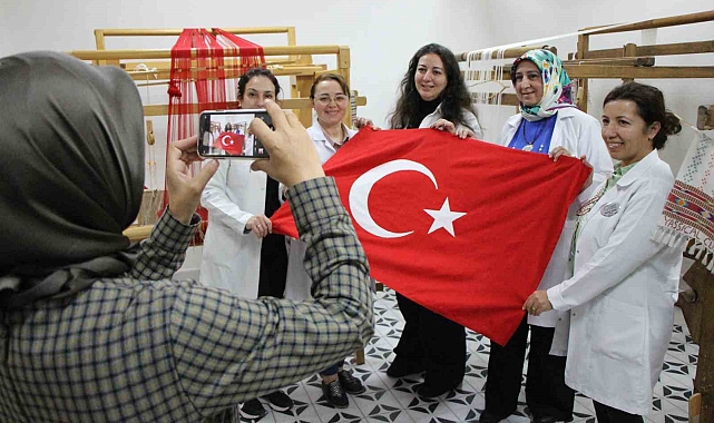 Besmele çekerek başladılar, mekik ve ilmeklerle bayrak dokudular