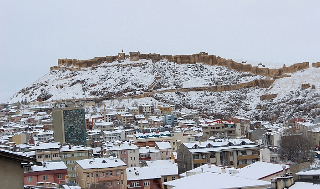 Beyaza bürünen Bayburt, güne kar yağışıyla uyandı