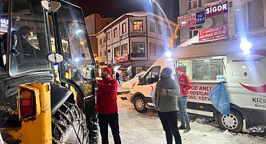 Buz gibi havada sıcak çay ve çorba ikramı