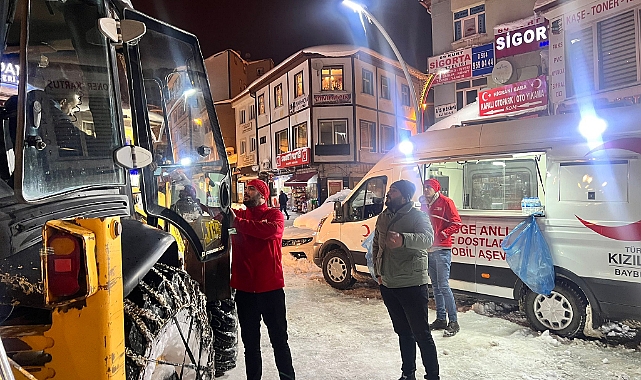 Buz gibi havada sıcak çay ve çorba ikramı