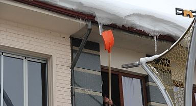 Çatılardan sarkan buzlar temizleniyor