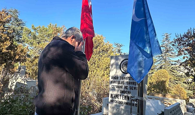 Doğu Türkistan'ın İlk Cumhurbaşkanı Buğra'nın mezarına ülkenin bayrağı dikildi