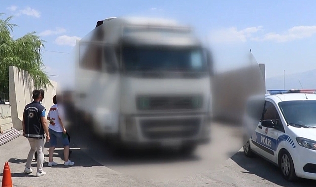 Erzincan'da 17 kaçak göçmen ile onlara aracılık eden 4 kişi yakalandı