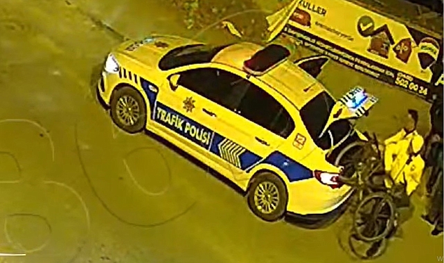 Evini bulamayan yaşlı adamı polis evine götürdü