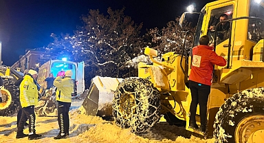 Kar temizliği yapan ekipleri yalnız bırakmıyorlar