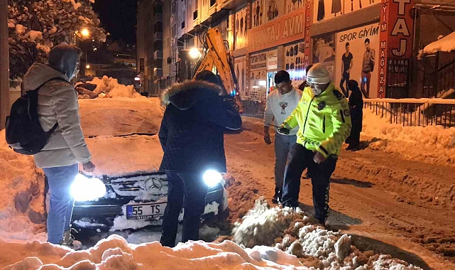 Kara saplanan aracın yardımına esnaf ve vatandaşlar yetişti