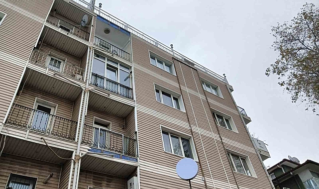 Kavga ettiği ablasını bıçaklayan kardeş beşinci kattan atlayarak intihar etti