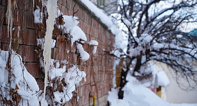 Kuşlar dondu, otoparkın çatısı çöktü, buz sarkıtları oluştu!