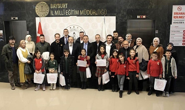 “Minik Eller Tasarlıyor”