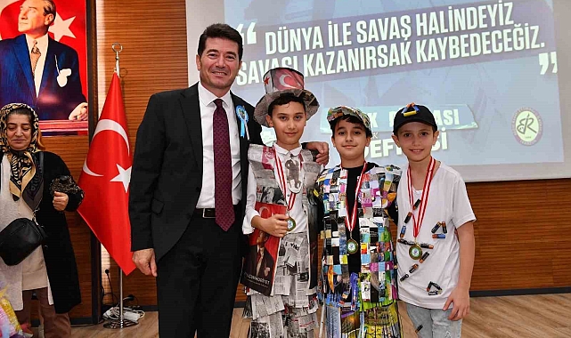 Minikler atıkları geri dönüştürüp elbise hazırladılar, defile ile emeklerini gösterdiler