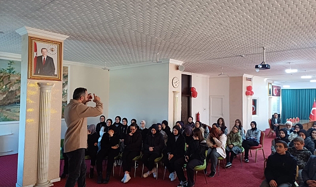 Öğrencilere fotoğrafçılık eğitimi