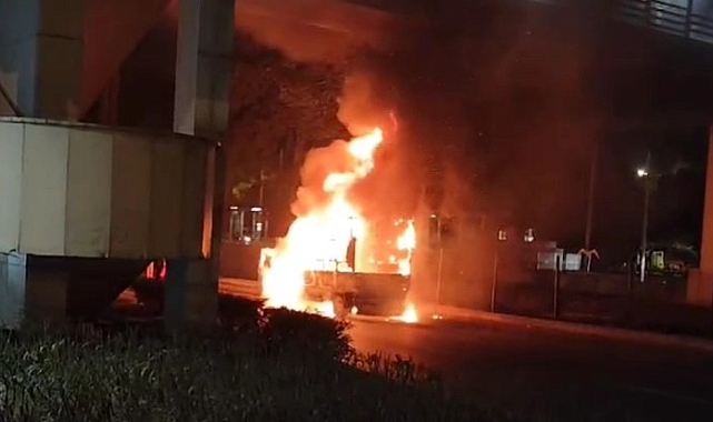 Samsun'da seyir halindeki kamyonet alev alev yandı