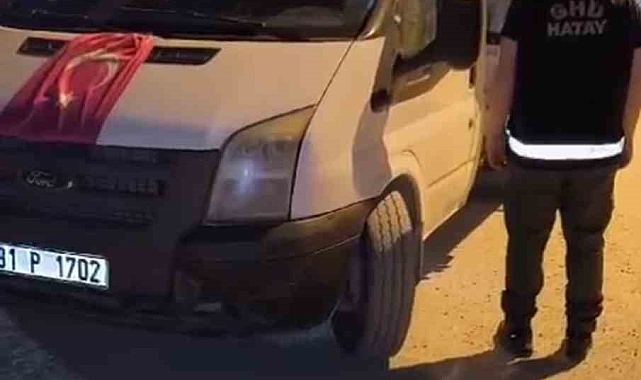 Türk bayrağı astığı kamyonetiyle göçmen taşıyan şahıs polisten kaçamadı