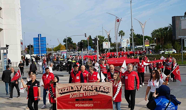 Türk Kızılay'dan bayrak yürüyüşü