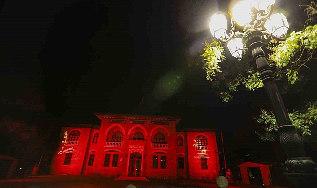 Türkiye'nin sembol yapıları Kızılay kırmızısı ile ışıklandırıldı