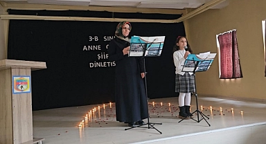 Anneler çocuklarıyla sahnede şiir okudu